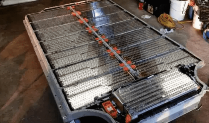 Des cellules assemblées pour former la batterie Tesla d'une Model S