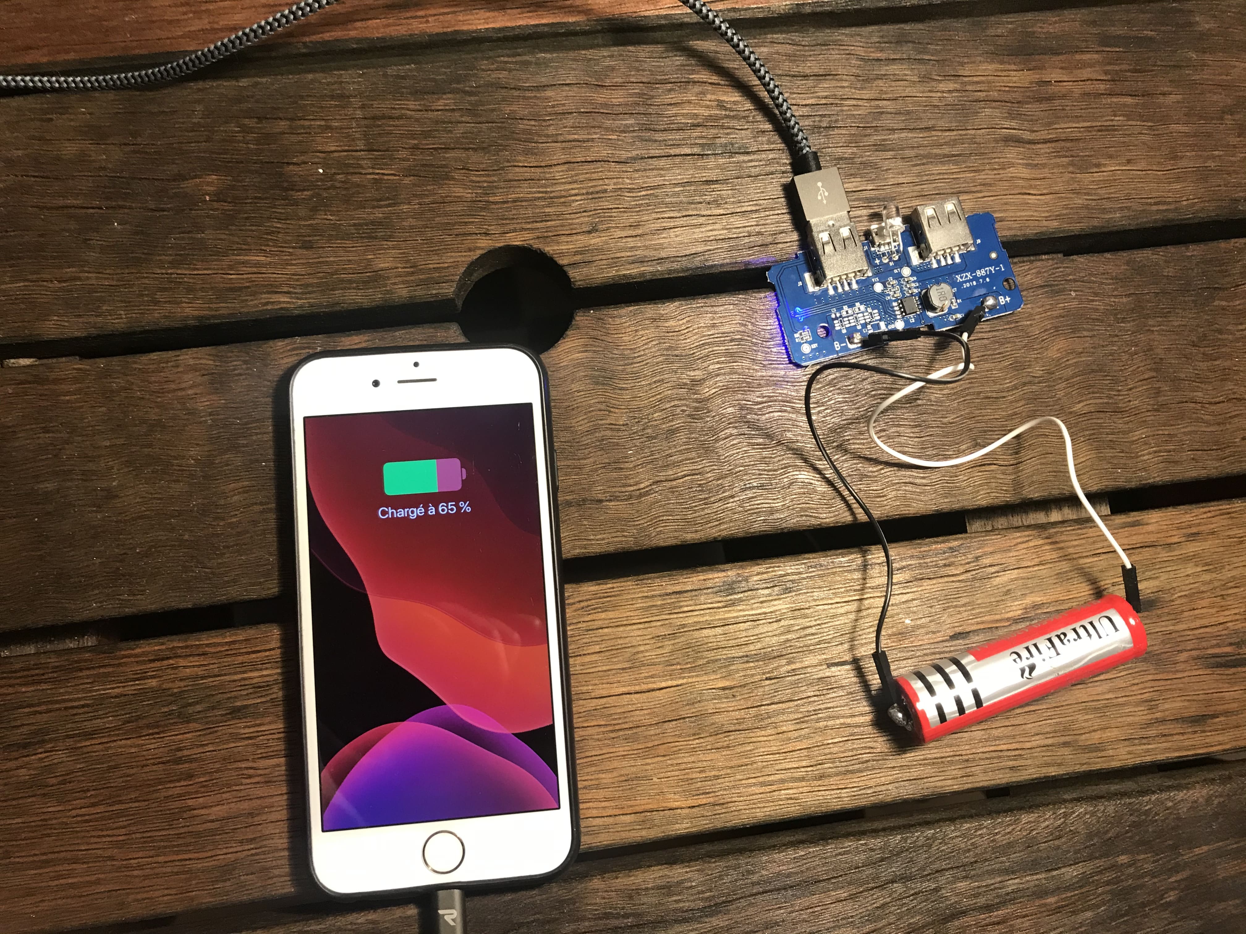 La batterie externe en marche, chargement d'un iphone en cours