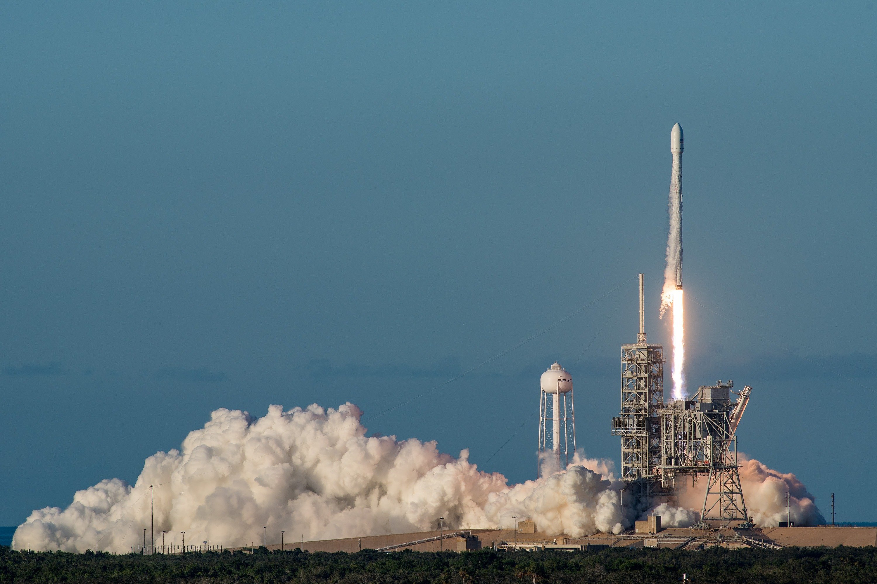 Lancement de la fusée falcon heavy de Tesla.